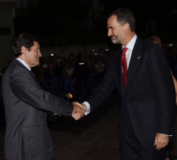 Su Majestad el Rey recibe el saludo del presidente del Principado de Asturias, Javier Fernández, a su llegada al Auditorio Palacio de Congresos "